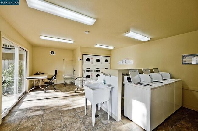 Building Photo - 2560 Walnut Blvd