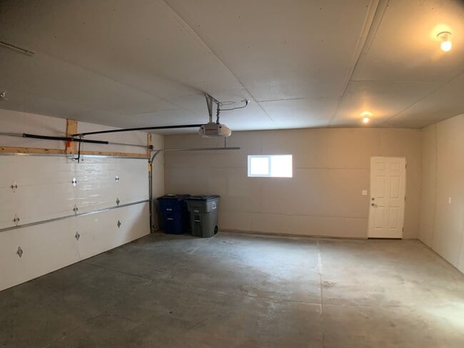 Building Photo - 4 Bed 2 Bath Single Family Home