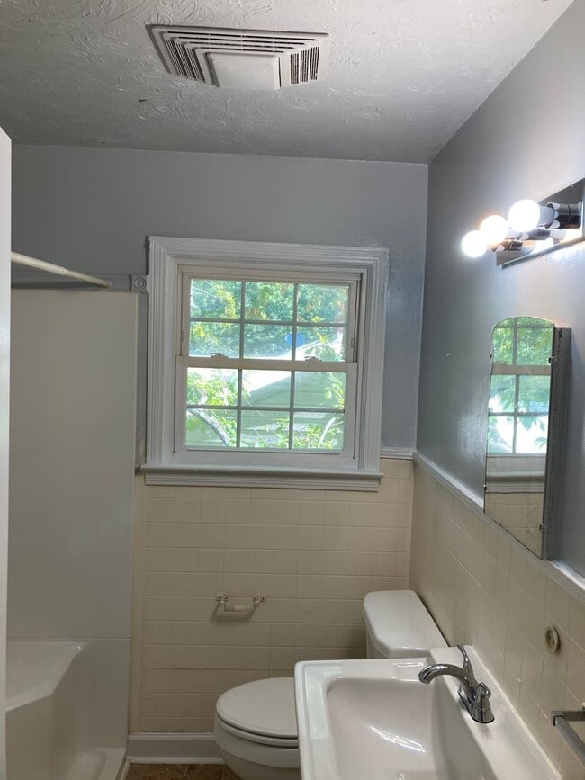 Building Photo - 1626 Charlotte Ave