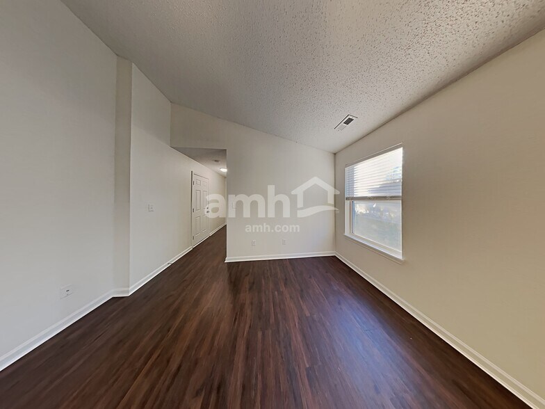 Building Photo - 15425 Dry Creek Rd