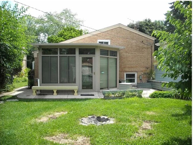 Sun porch - 9112 Forestview Rd
