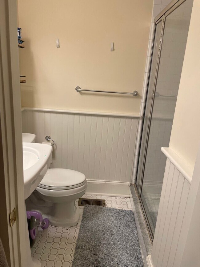 Building Photo - Lovely first floor 2 bedroom unit