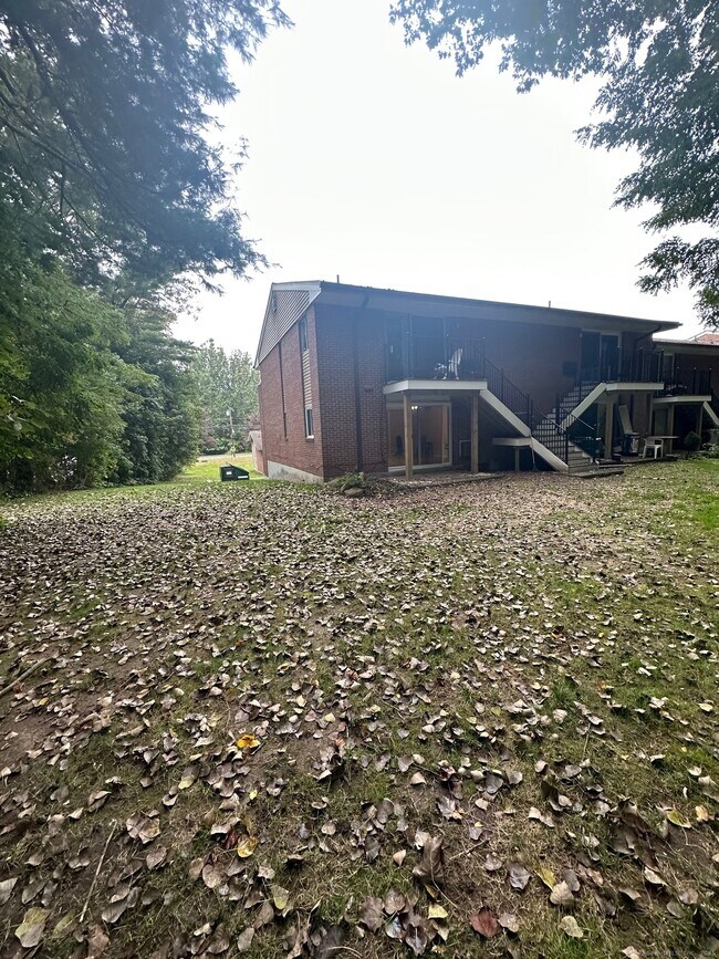 Building Photo - 1622 Farmington Ave