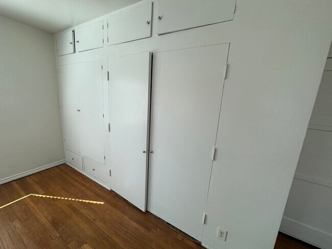 Building Photo - 9217 Alcott St