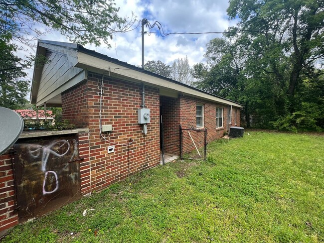 Building Photo - 3 bedroom 1 bathroom single level home