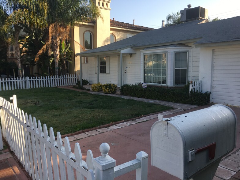 enclosed front yard, sitting porch - 4950 Chimineas Ave