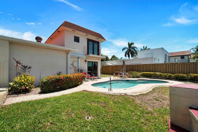 Building Photo - 1901 N Riverside Dr