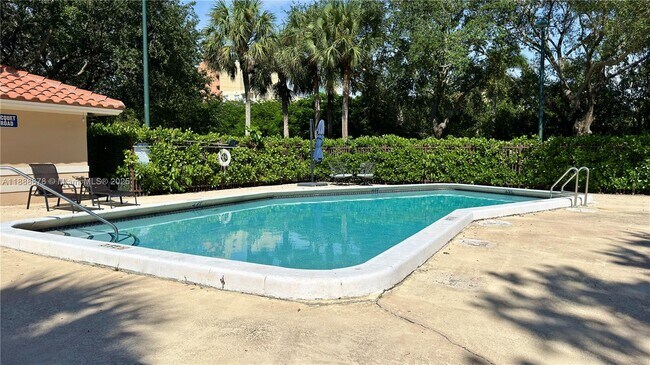 Building Photo - 501 Racquet Club Rd