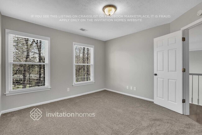 Building Photo - 1810 Collines Ave