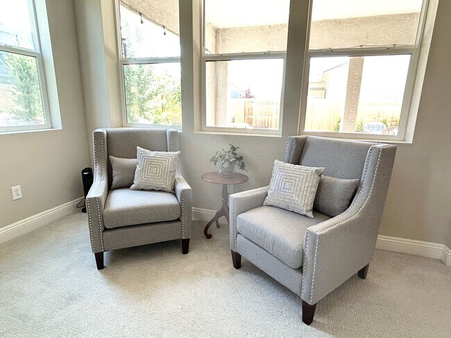 Building Photo - Luxury 55+ Executive Home- Fully Furnished