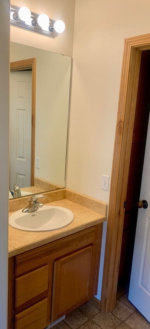 Building Photo - 3 bedroom 2 bath townhome