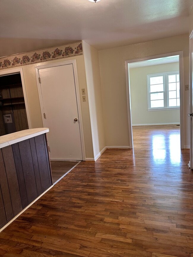 Building Photo - 3 Bedroom 2 bathroom home central air and Heat.