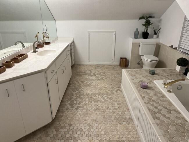 Building Photo - 1310 Daytona Ave