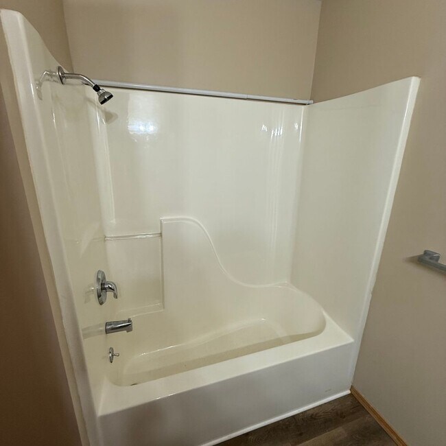 Building Photo - Updated 3 bedroom 2 bathroom home in Clever