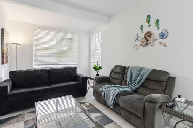 Building Photo - 1925 NE 29th Ct