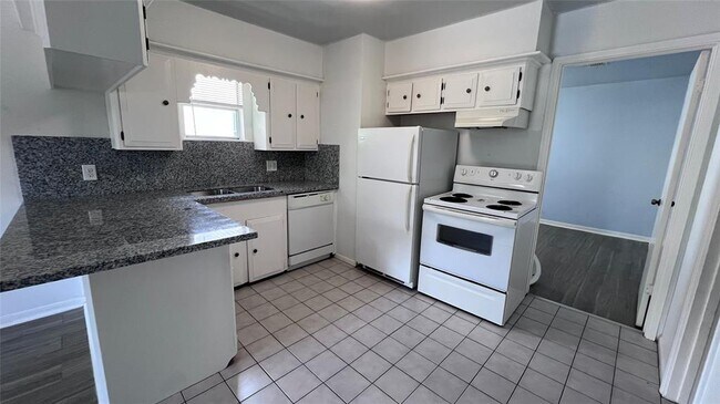 Building Photo - 1326 Blair St