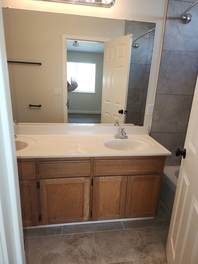 Building Photo - Salida 3 Bedroom 2 Bathroom with 2 Car Garage