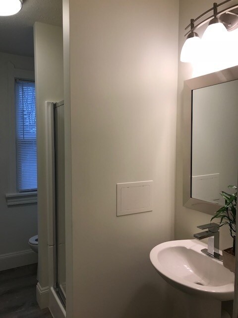 Building Photo - 3 Bedroom 2 Full Bath TownHouse with 2 car tandem  Parking for Rent