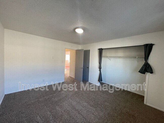 Building Photo - 1940-1933 33rd Ave