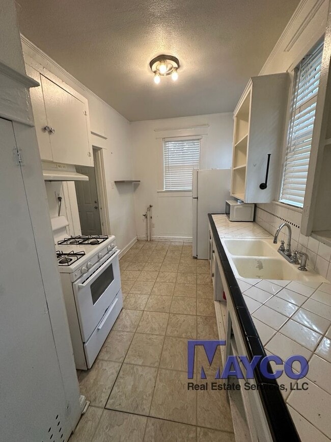 Building Photo - 2 bedroom 1 bath house in Highland!