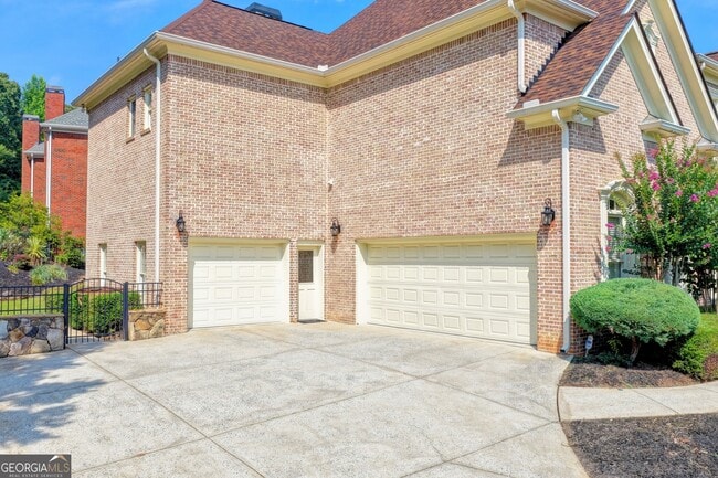 Building Photo - 8910 Pinehurst Cove