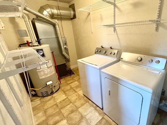 Building Photo - 2 Bedroom, 1 Bath Home - North Side Location