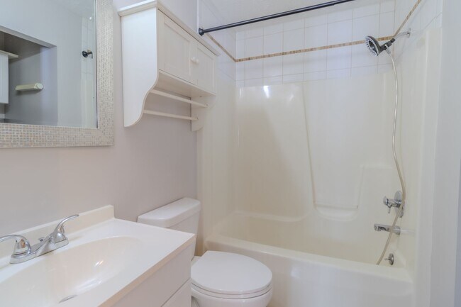 Building Photo - Woodsy Retreat in Lake Ann