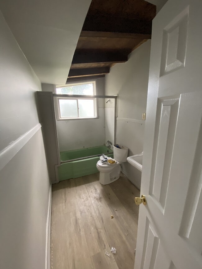 Building Photo - 619 W Poplar St