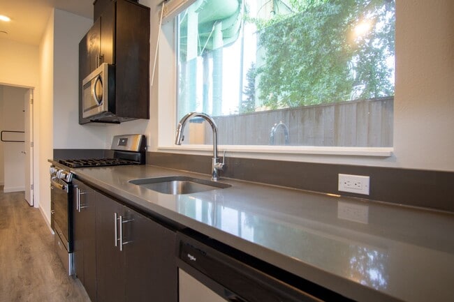 Building Photo - GET ONE MONTH FREE!! Rare 3 Bed, 2 Bath To...