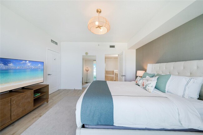 Building Photo - 7910 Harbor Island Dr