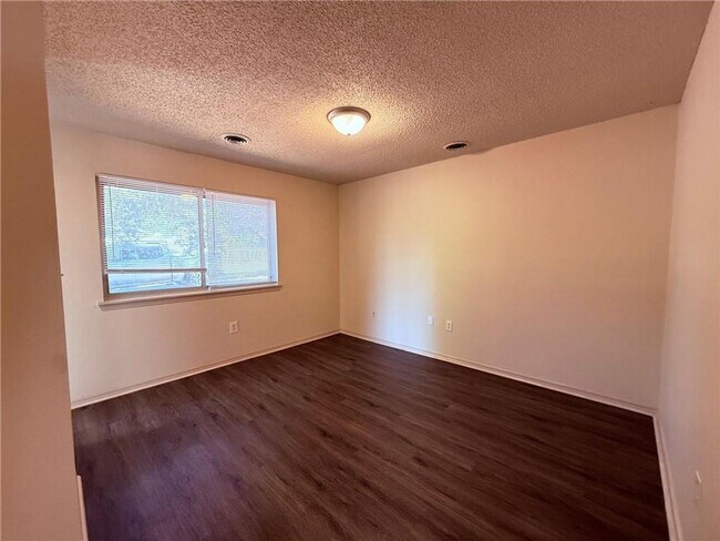 Building Photo - 2310-2310 N Raven Ln