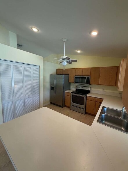 Building Photo - Inviting 3/2 Pool Home With Spacious Lanai and Modern Kitchen