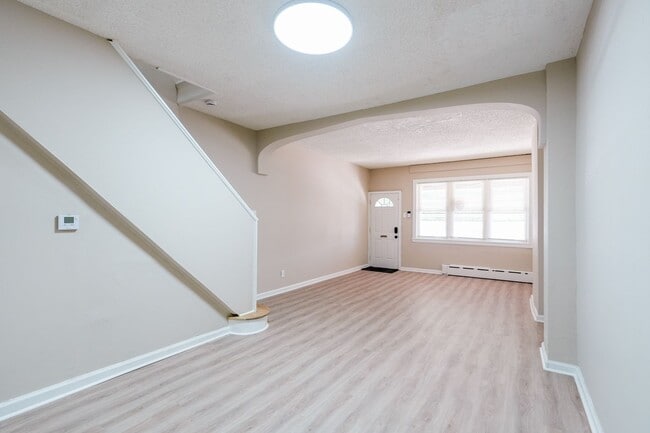 Building Photo - Move-In Ready 3BR/1BA in Elmwood — Housing Choice Vouchers Welcome