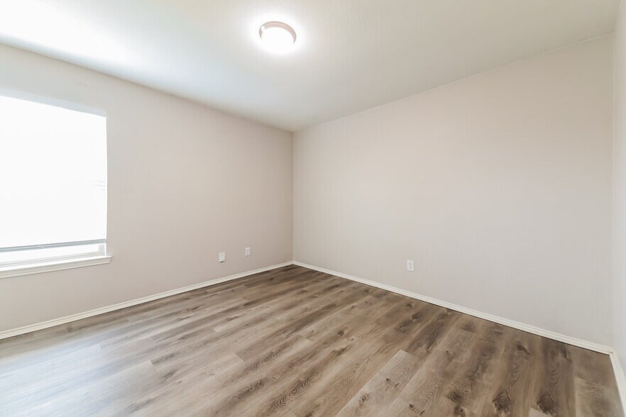 Building Photo - 527 Indian Paintbrush