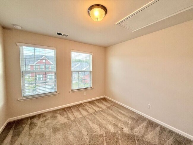 Building Photo - 113 Cross Country Way