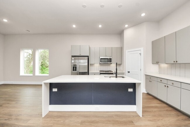 Building Photo - 783 Mansfield St