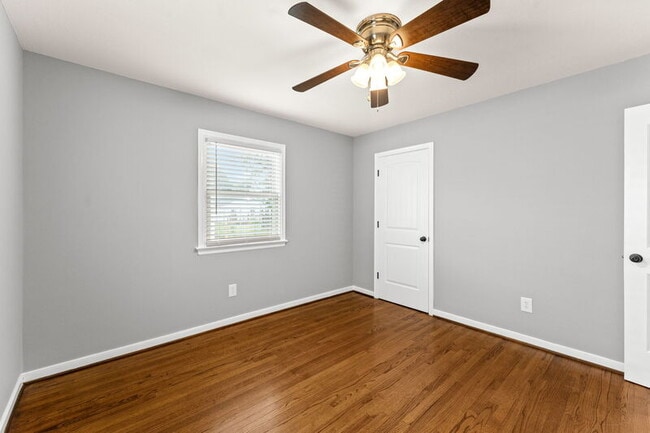 Building Photo - 104 N Oak Ave