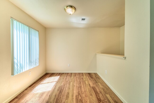 Building Photo - 0381