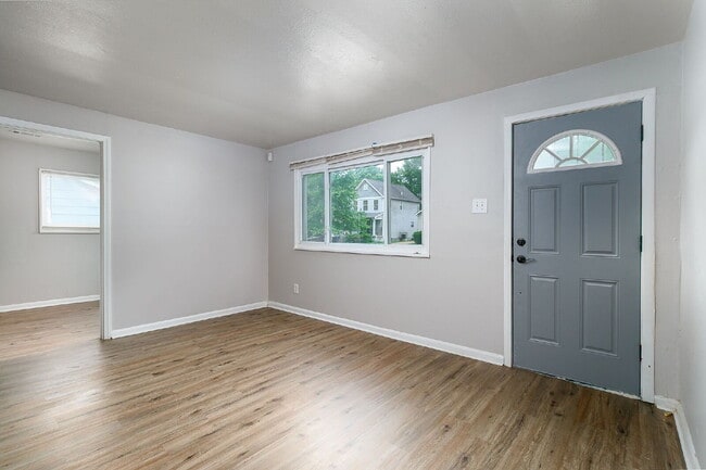 Building Photo - "Charming 3-Bedroom Gem with Cozy Living Space in Saint Louis!"