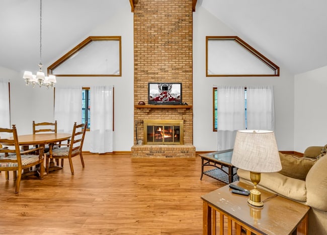 Building Photo - Fully furnished 3 bedroom, 2 bath home!