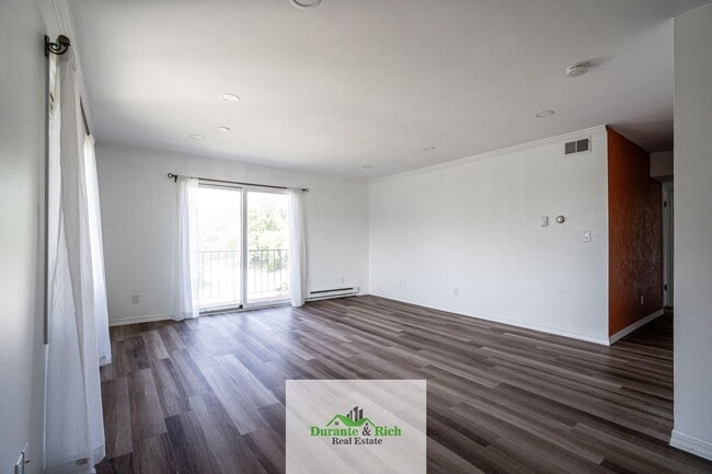 Building Photo - Spacious Upgraded 2 Bedroom 2 Bath Condo i...