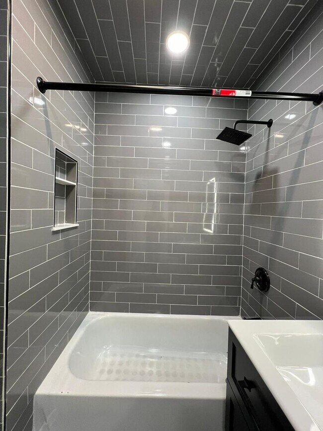 Building Photo - 423 Shelton Ave