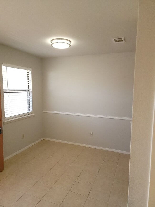 Building Photo - 1104-1106 Suburban Drive