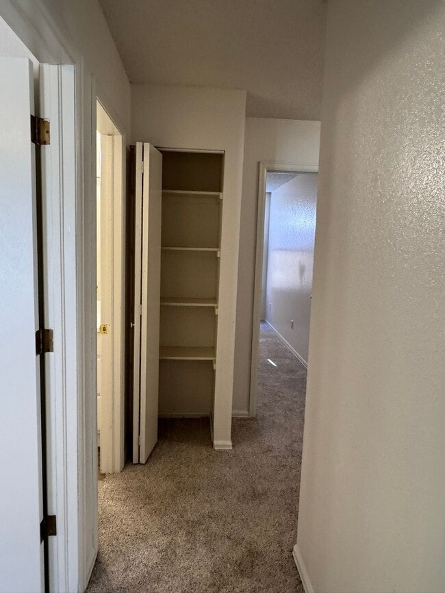 Building Photo - Cute 2 Story, 3Bed, 1.5Bath Townhouse in G...