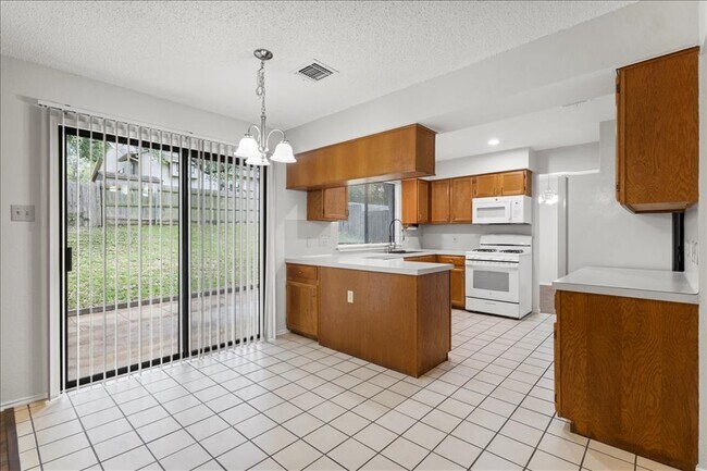 Building Photo - 12000 Lincolnshire Dr