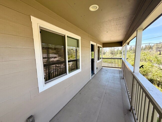 Building Photo - Updated 2 Bedroom 1 Bathroom in Grass Valley