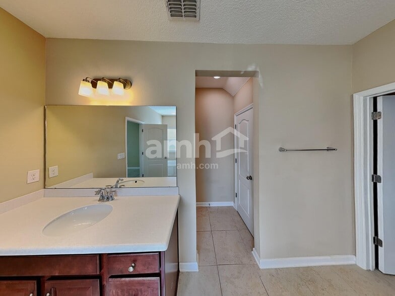 Building Photo - 210 Athens Dr