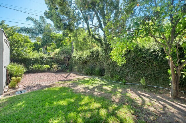 Building Photo - 1516 S Crest Dr