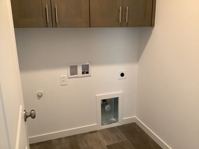 Building Photo - 4-Bedroom 3-Bathroom Townhouse style home