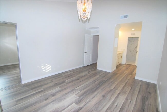 Building Photo - Stunning Fully Remodeled Condo in Costa Mesa